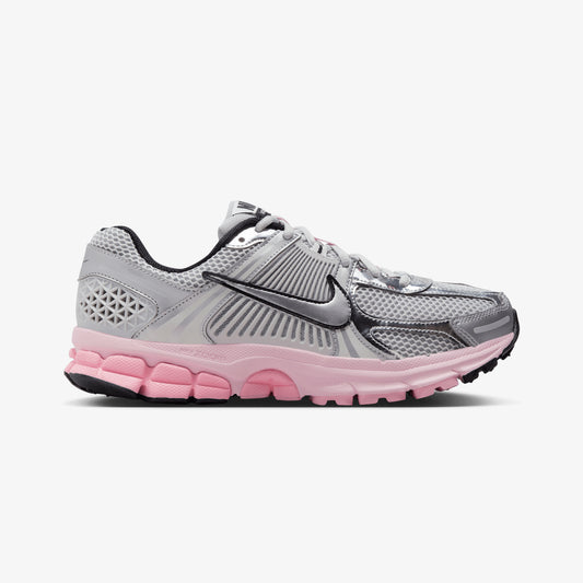 Nike | WMN'S ZOOM VOMERO 5  { PHOTON DUST/METALLIC SILVER-PINK FOAM